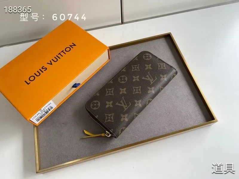 LV Wallets-1683
