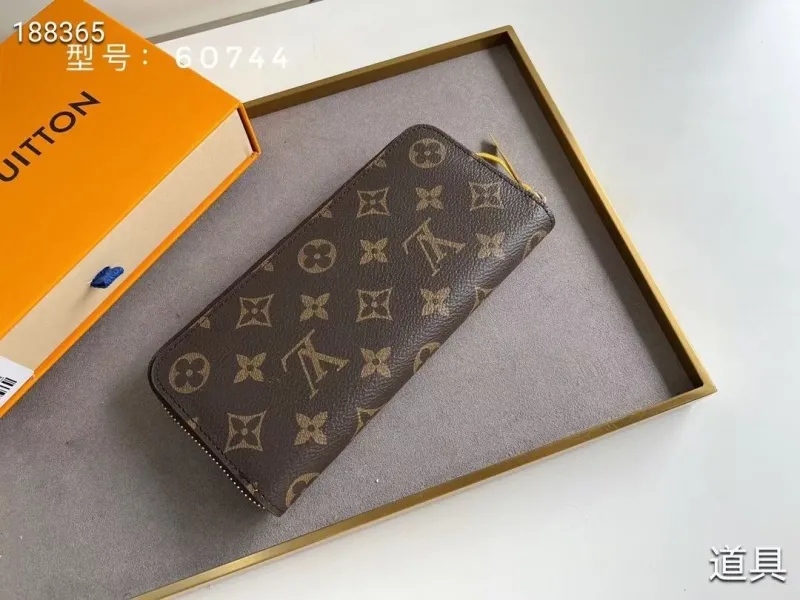 Alternative view of LV Wallets-1683