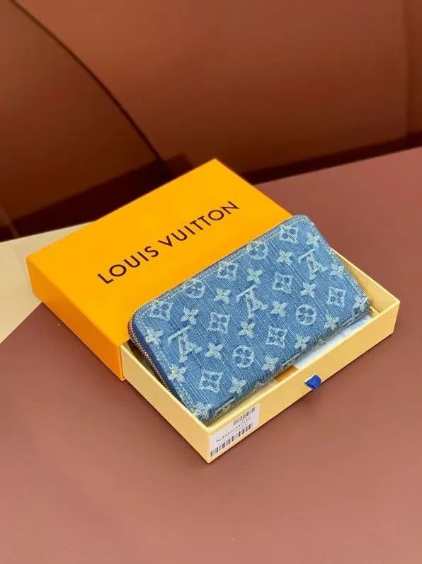 Alternative view of LV Wallets-1686