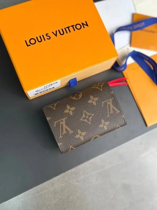 Alternative view of LV Wallets-1694