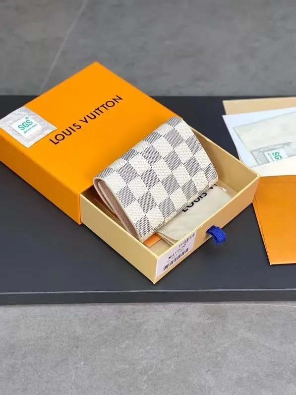 Alternative view of LV Wallets-1695