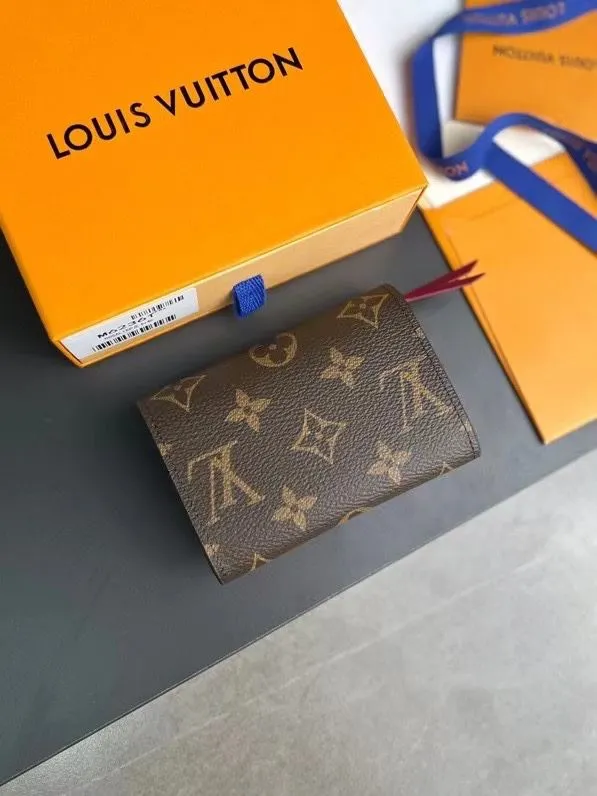 Alternative view of LV Wallets-1696
