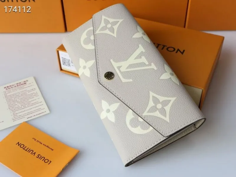 Alternative view of LV Wallets-1712