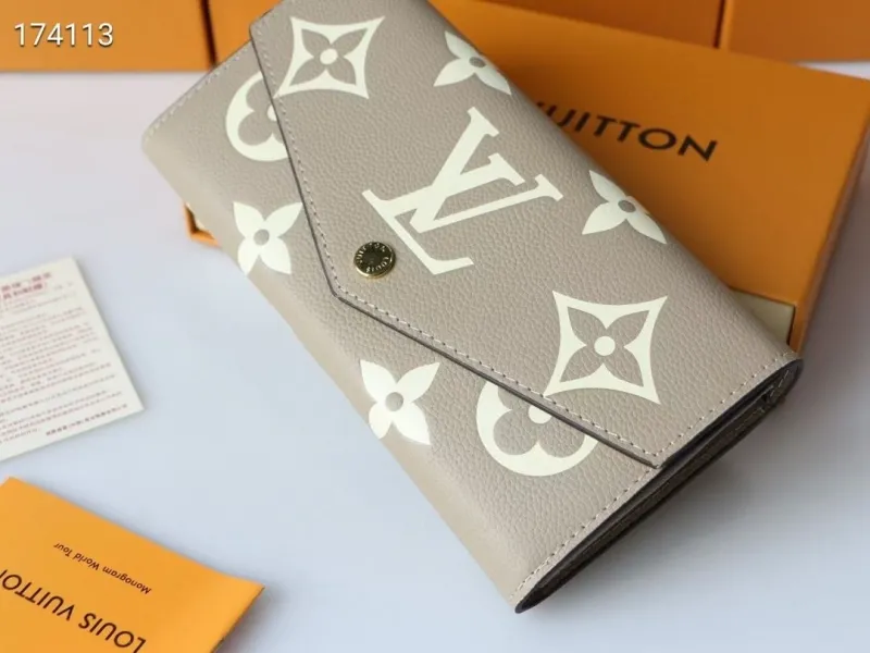 Alternative view of LV Wallets-1713