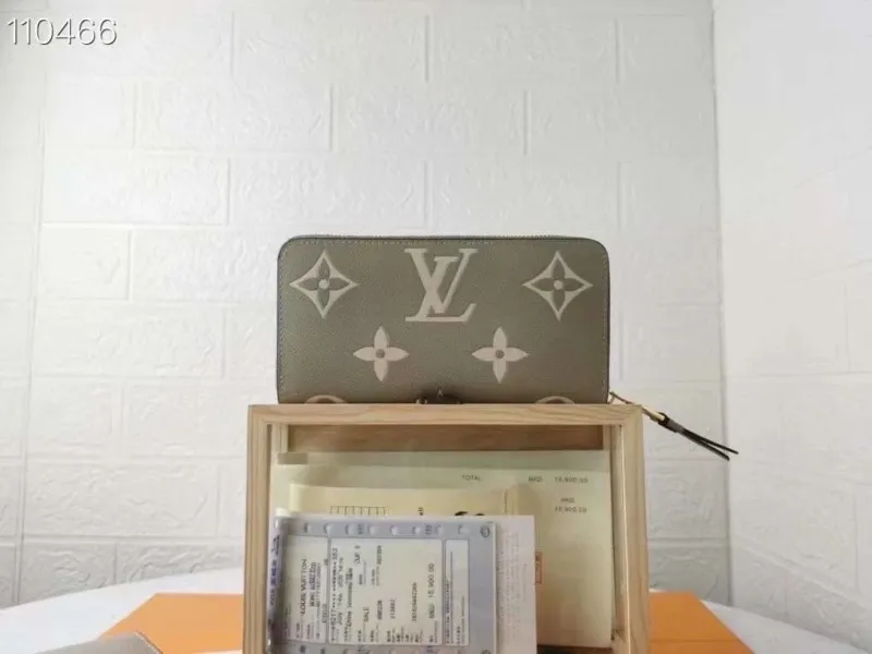Alternative view of LV Wallets-1715
