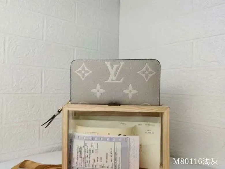 Alternative view of LV Wallets-1716