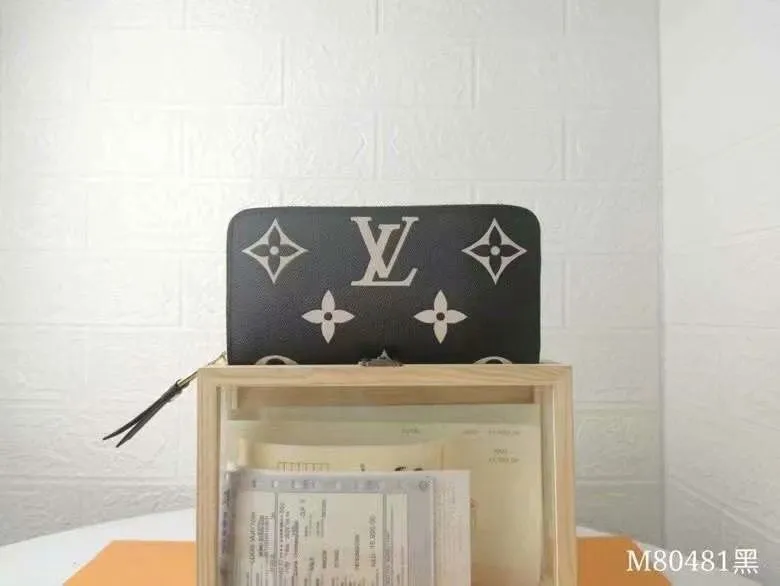 Alternative view of LV Wallets-1717
