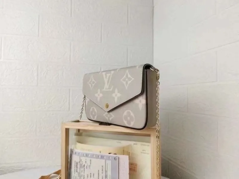 Alternative view of LV Wallets-1725