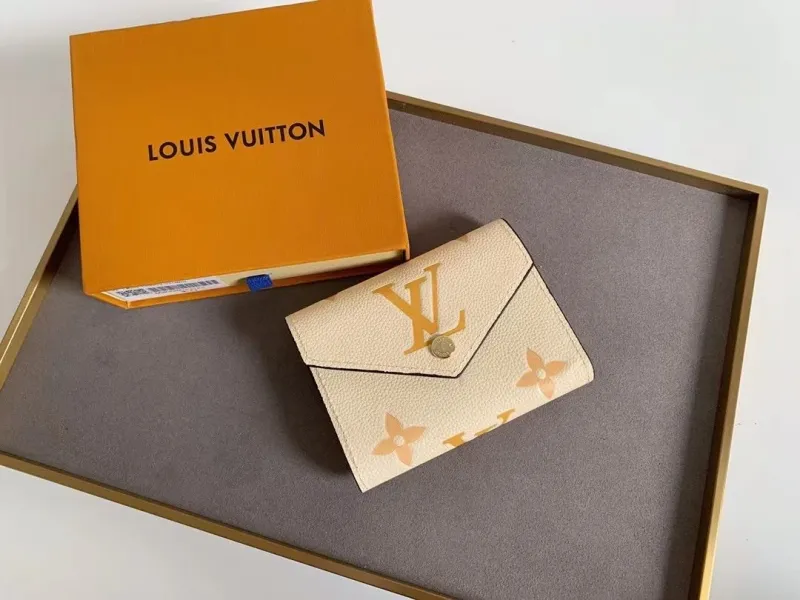 Alternative view of LV Wallets-1732