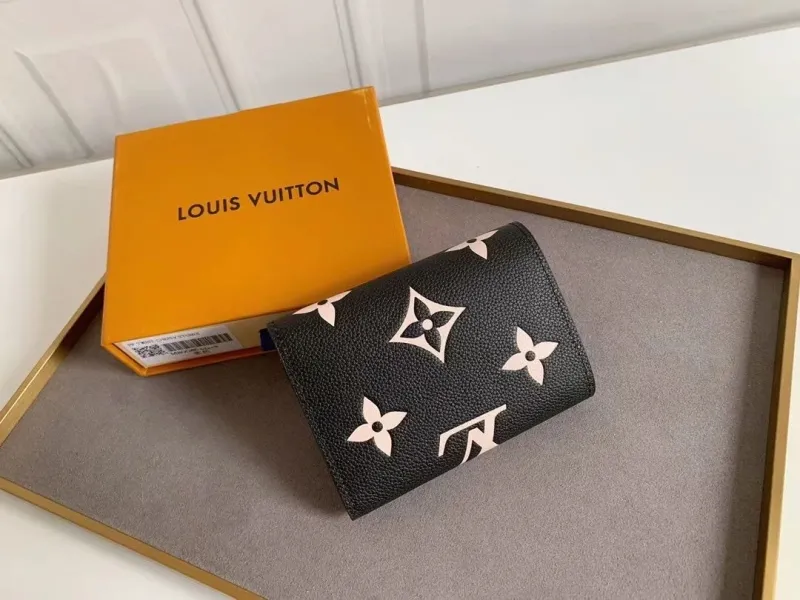 Alternative view of LV Wallets-1735