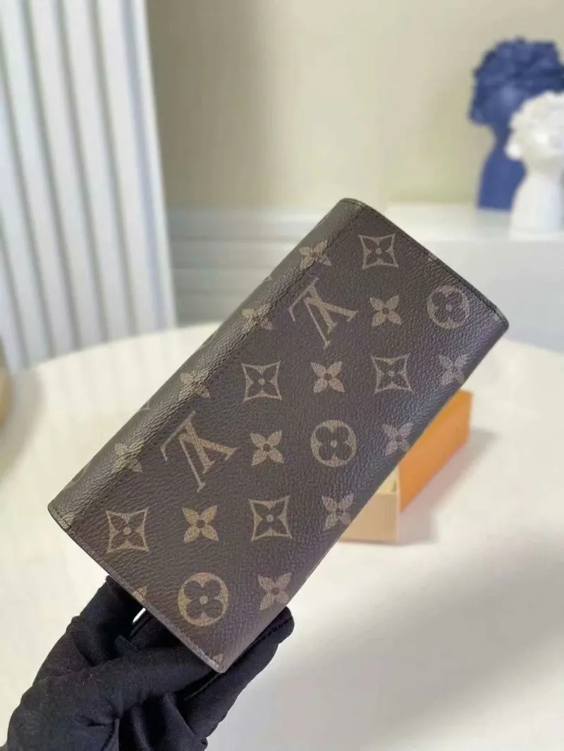 Alternative view of LV Wallets-1736