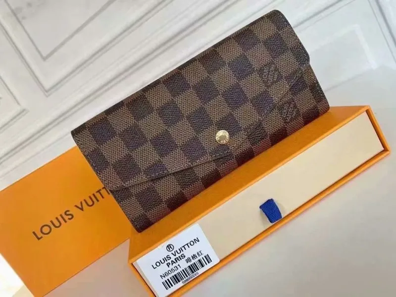 Alternative view of LV Wallets-1737