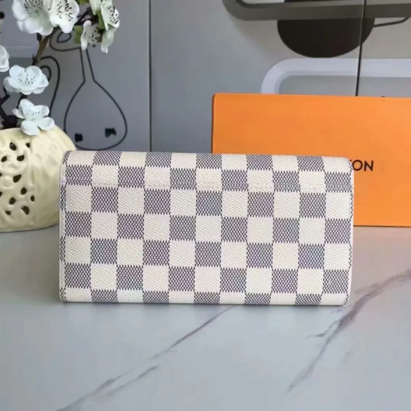 Alternative view of LV Wallets-1740