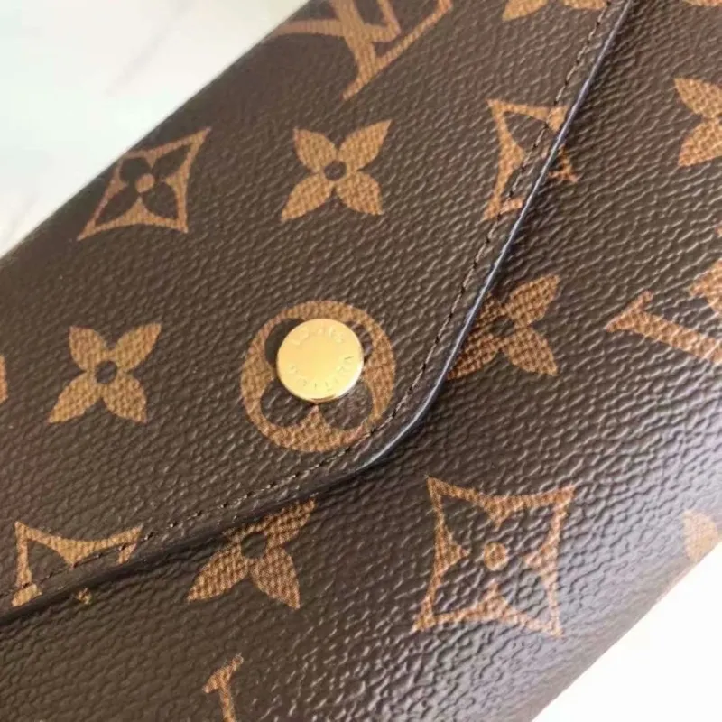 Alternative view of LV Wallets-1743