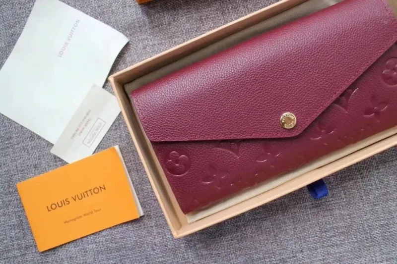 Alternative view of LV Wallets-1749