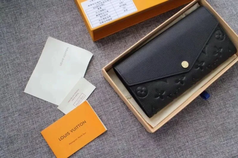 Alternative view of LV Wallets-1750