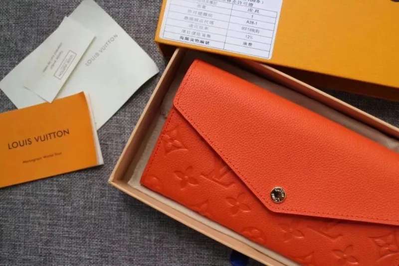 Alternative view of LV Wallets-1751