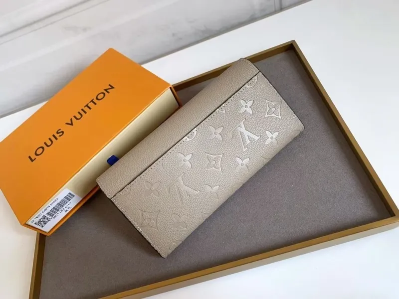 Alternative view of LV Wallets-1752