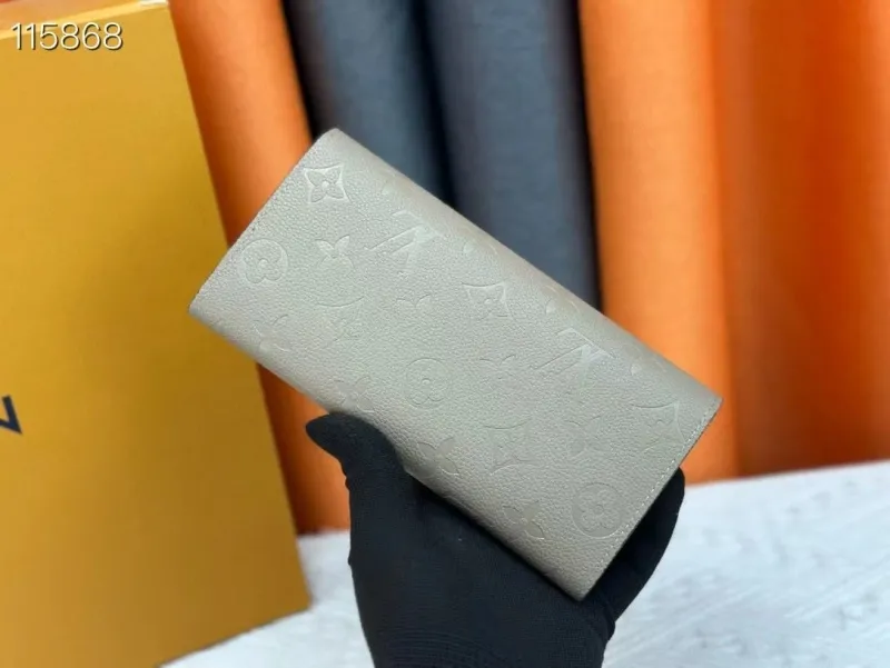 Alternative view of LV Wallets-1755