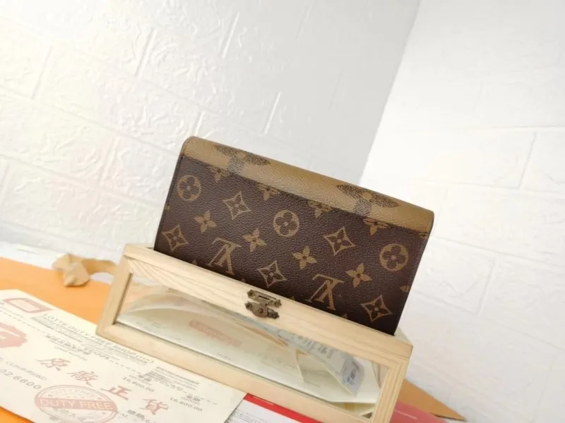 Alternative view of LV Wallets-1756