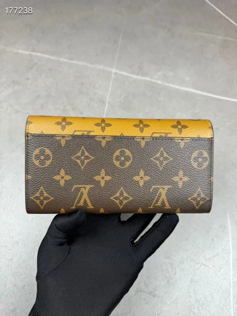 Alternative view of LV Wallets-1757