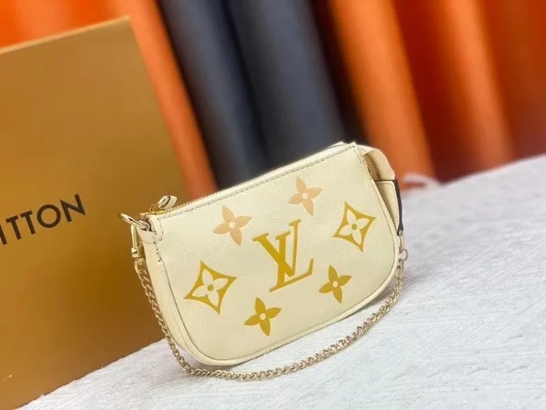 Alternative view of LV Wallets-1761