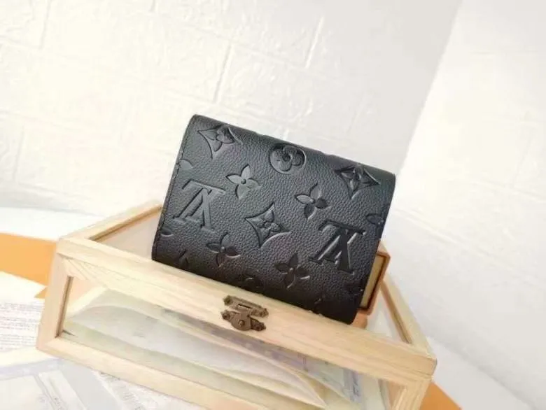Alternative view of LV Wallets-1773