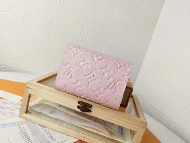 Alternative view of LV Wallets-1774