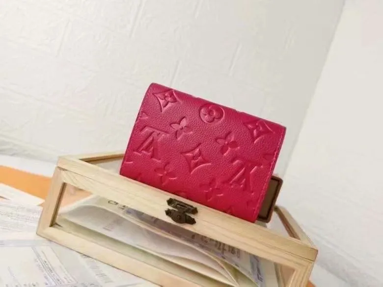 Alternative view of LV Wallets-1775