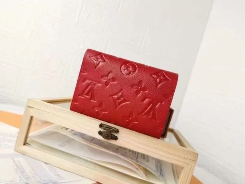 Alternative view of LV Wallets-1776