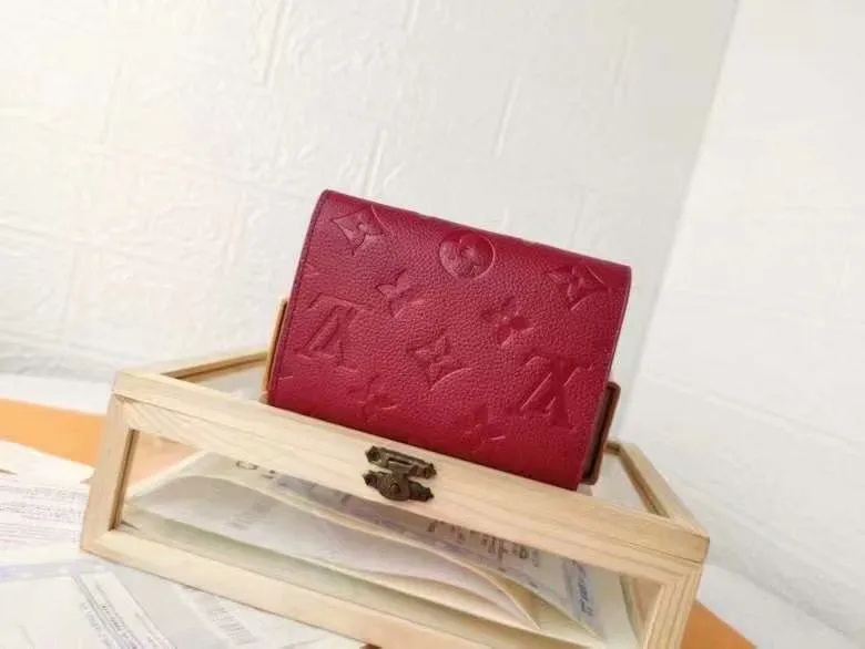 Alternative view of LV Wallets-1777