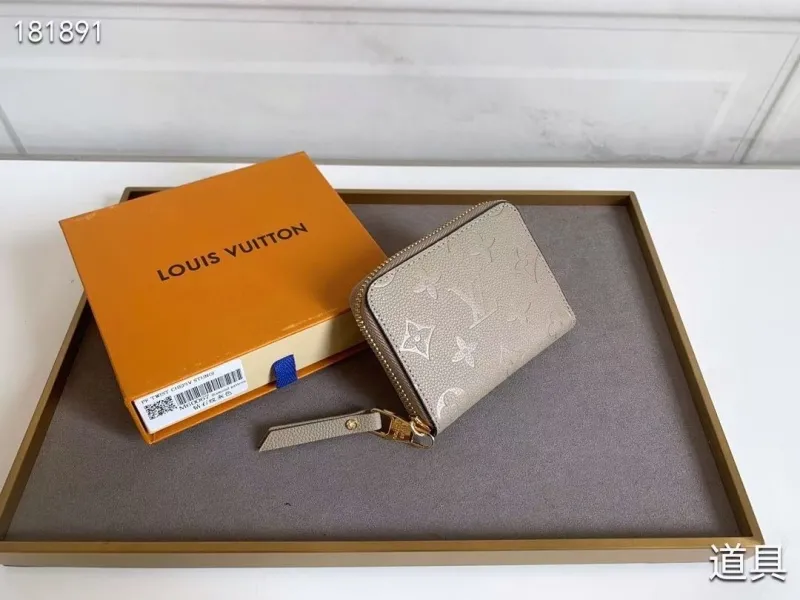 Alternative view of LV Wallets-1779