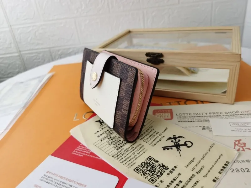 Alternative view of LV Wallets-1791