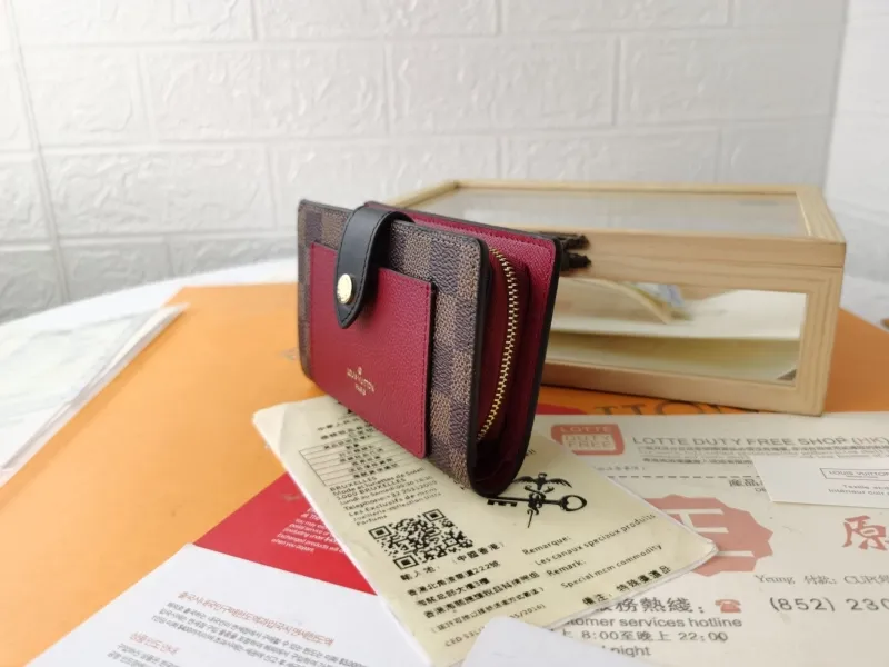 Alternative view of LV Wallets-1792