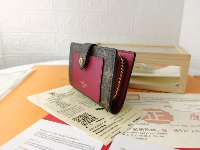 Alternative view of LV Wallets-1793