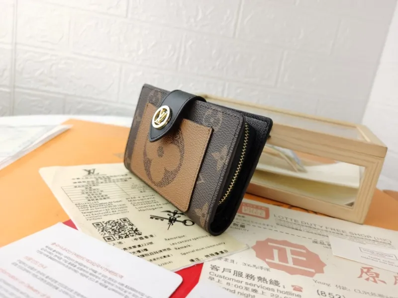 Alternative view of LV Wallets-1794