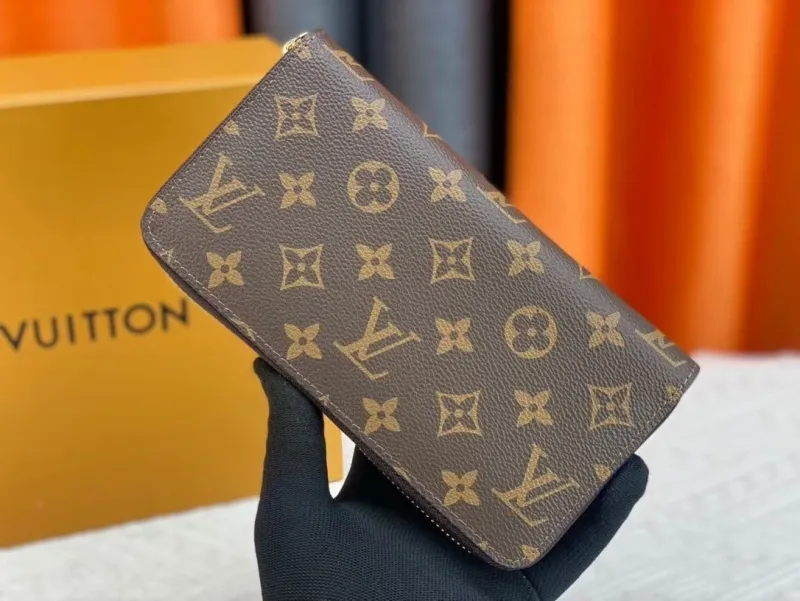 Alternative view of LV Wallets-1808