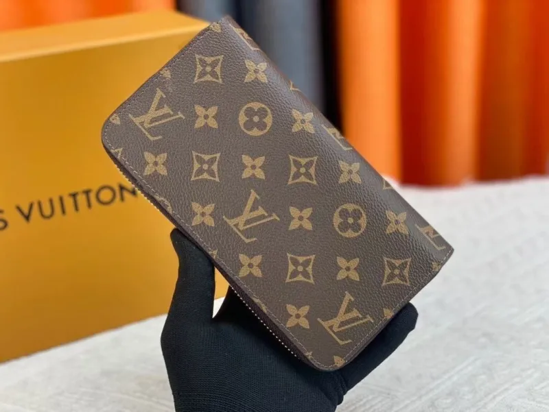 Alternative view of LV Wallets-1810