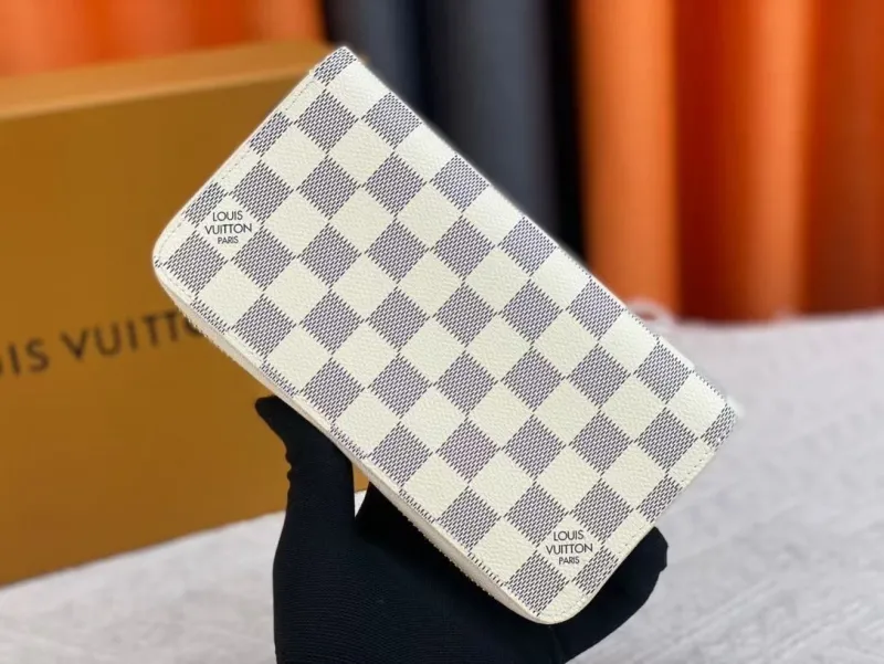 Alternative view of LV Wallets-1811