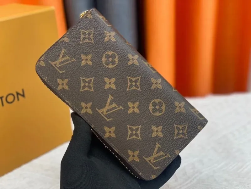 Alternative view of LV Wallets-1812