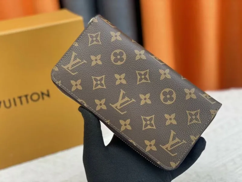 Alternative view of LV Wallets-1813
