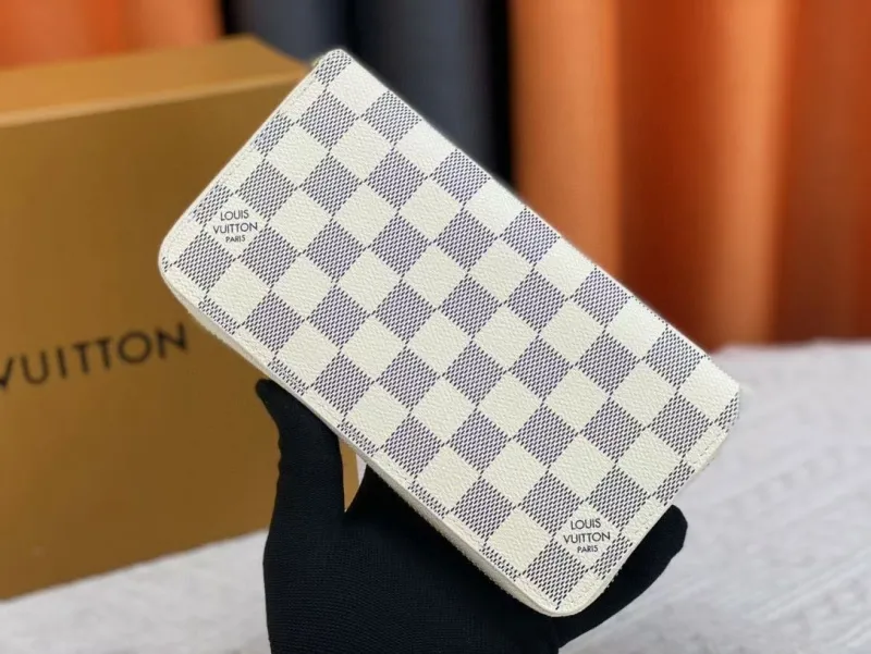 Alternative view of LV Wallets-1824