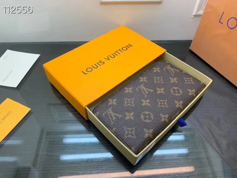 Alternative view of LV Wallets-1825