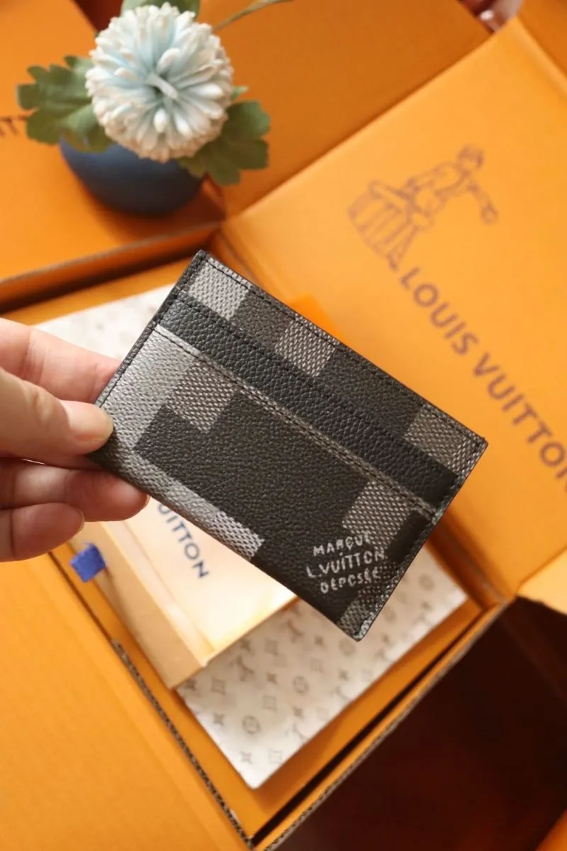 Alternative view of LV Wallets-1834