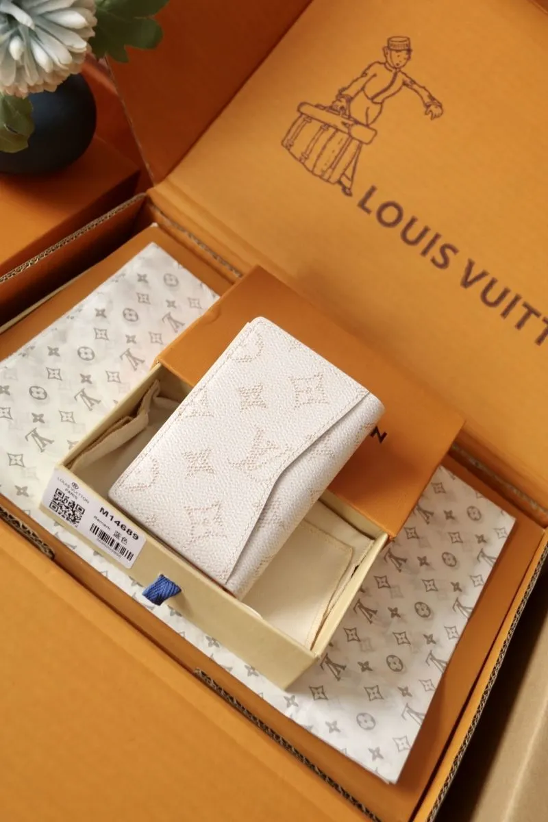 Alternative view of LV Wallets-1842
