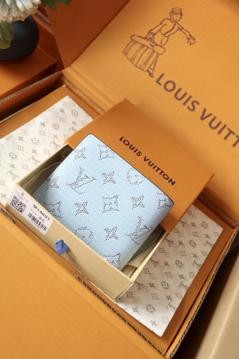 Alternative view of LV Wallets-1843
