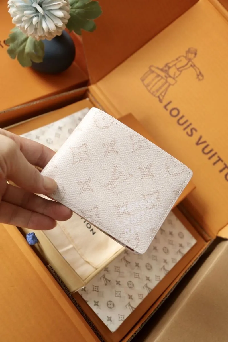 Alternative view of LV Wallets-1844