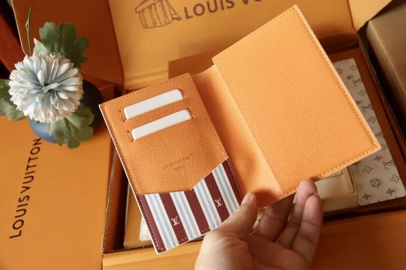 Alternative view of LV Wallets-1846