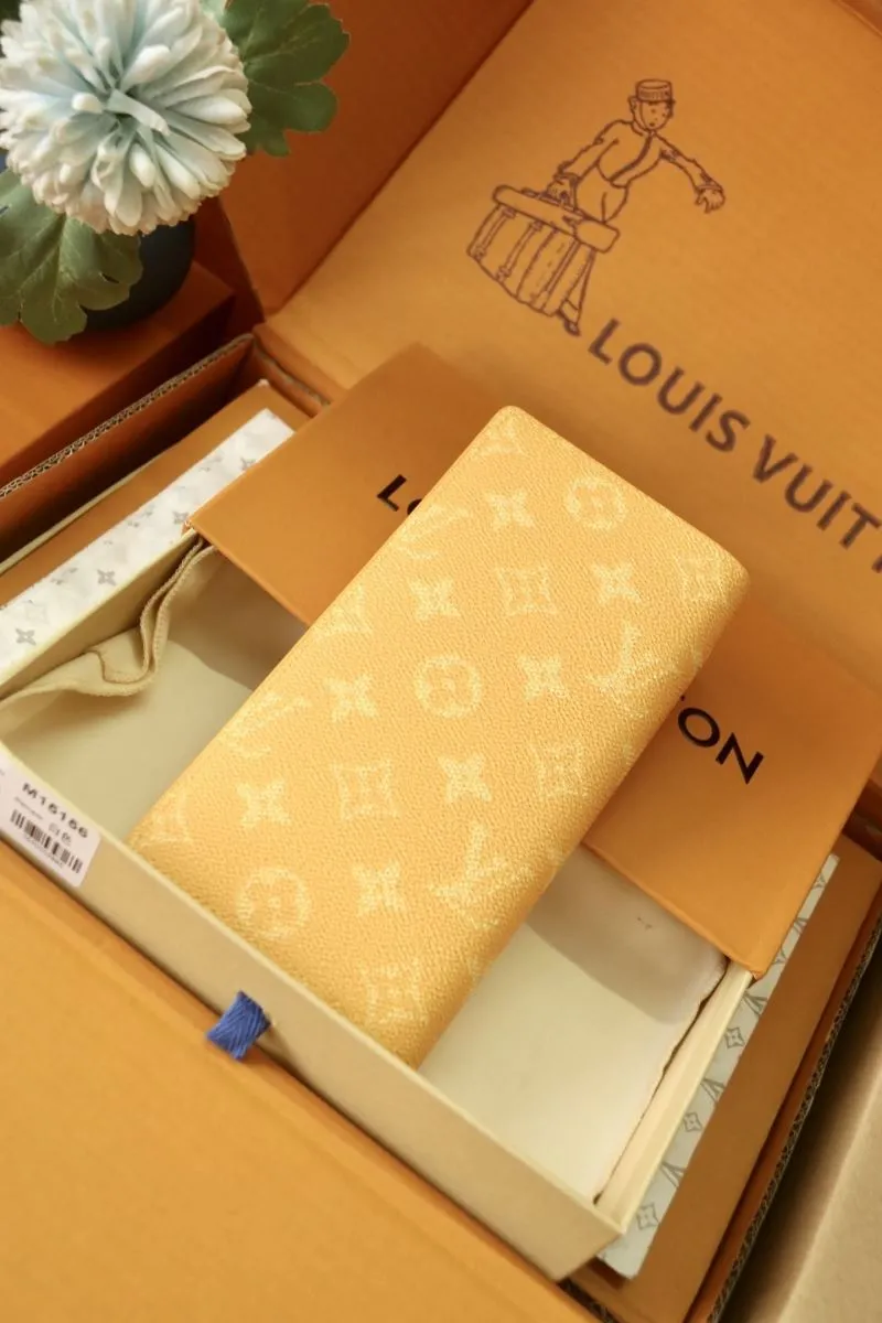 Alternative view of LV Wallets-1849