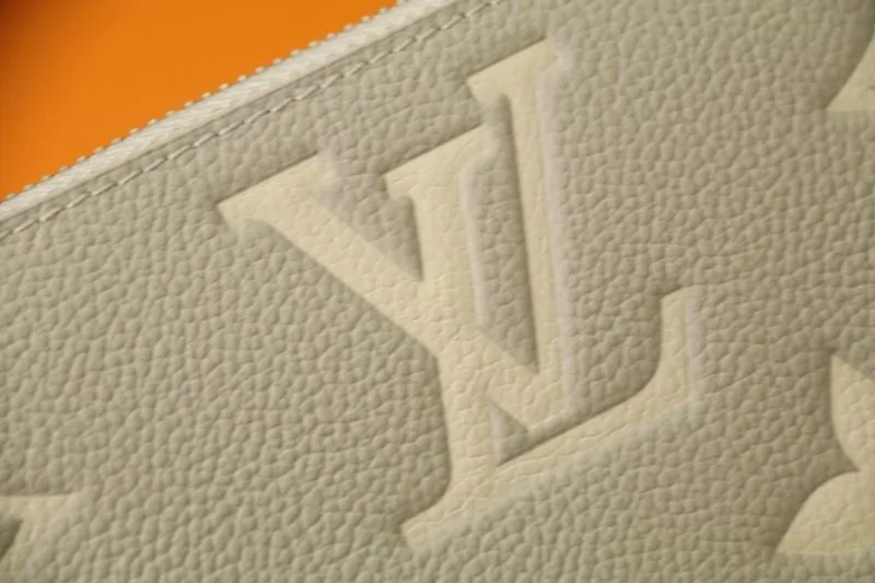 Alternative view of LV Wallets-1870